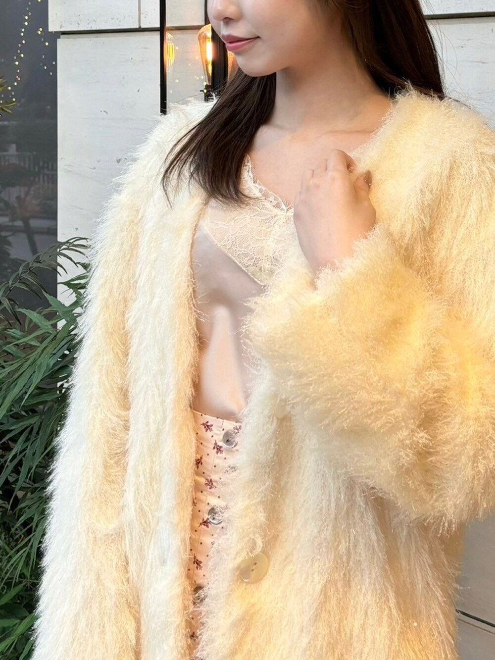 「大人女子、大人ガーリー、花柄、花柄スカート、スカート、春コーデ、deicy、mecouture」｜「ME COUTUREのブライトロングシャギーコート（ノーカラーコート、ホワイト系）」を使った、DEICYさん（レディース・160cm）の冬コーディネートの5枚目の写真