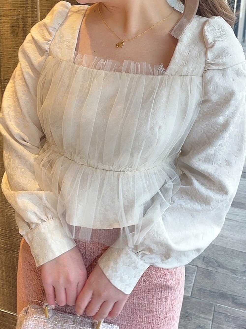 「大人かわいい、お出かけコーデ、ブラウス、スカート、春コーデ、deicy、mecouture」｜「DEICYのチュールデザインＪＱブラウス（シャツ/ブラウス、ホワイト系）」を使った、DEICYさん（レディース・160cm）の冬コーディネートの4枚目の写真