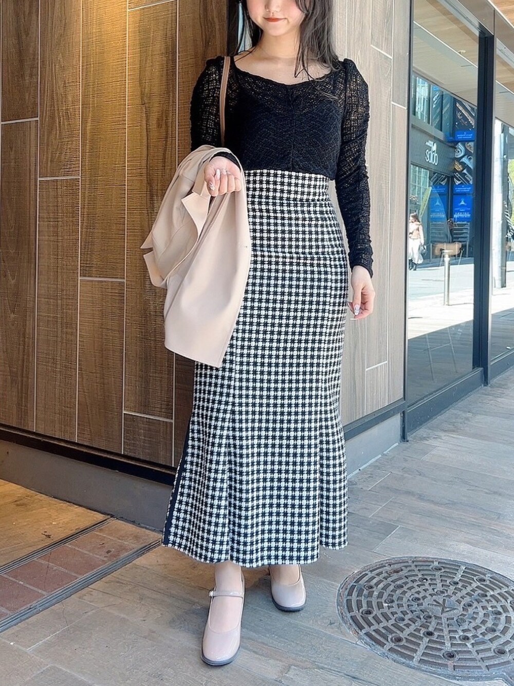 「オトナ女子、ジャケット、スカート、春コーデ、レース、骨格ウェーブ、deicy、mecouture」｜「DEICYのシャーリングレースカットソー（Tシャツ/カットソー、ブラック系）」を使った、DEICYさん（レディース・160cm）の春コーディネートの3枚目の写真