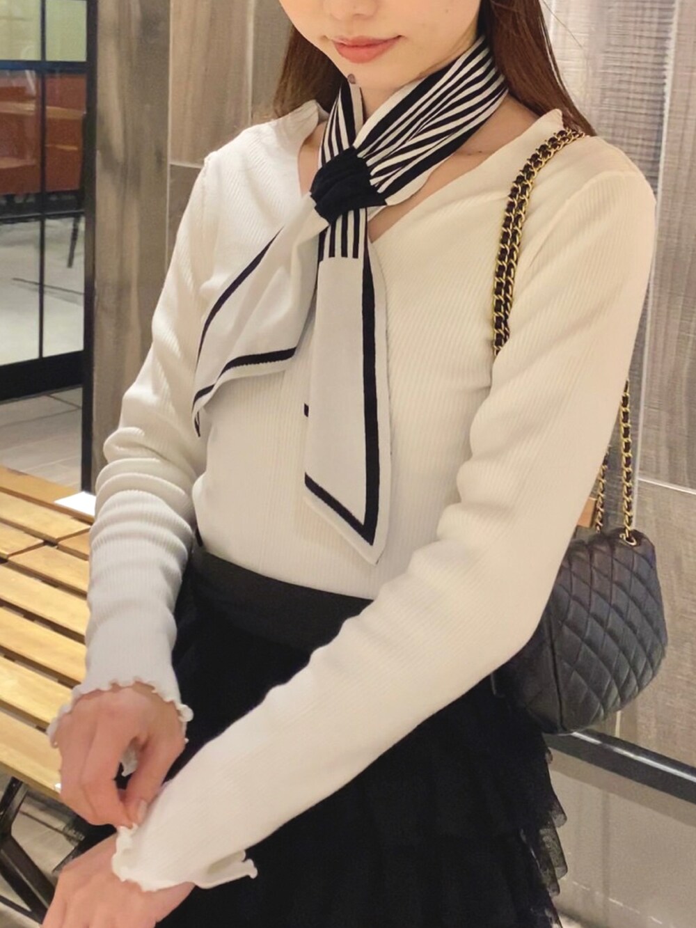 「オトナ女子、大人ガーリー、フリル、スカート、春コーデ、deicy、mecouture」｜「DEICYのチュールティアードスカート（スカート、ブラック系）」を使った、DEICYさん（レディース・160cm）の冬コーディネートの4枚目の写真