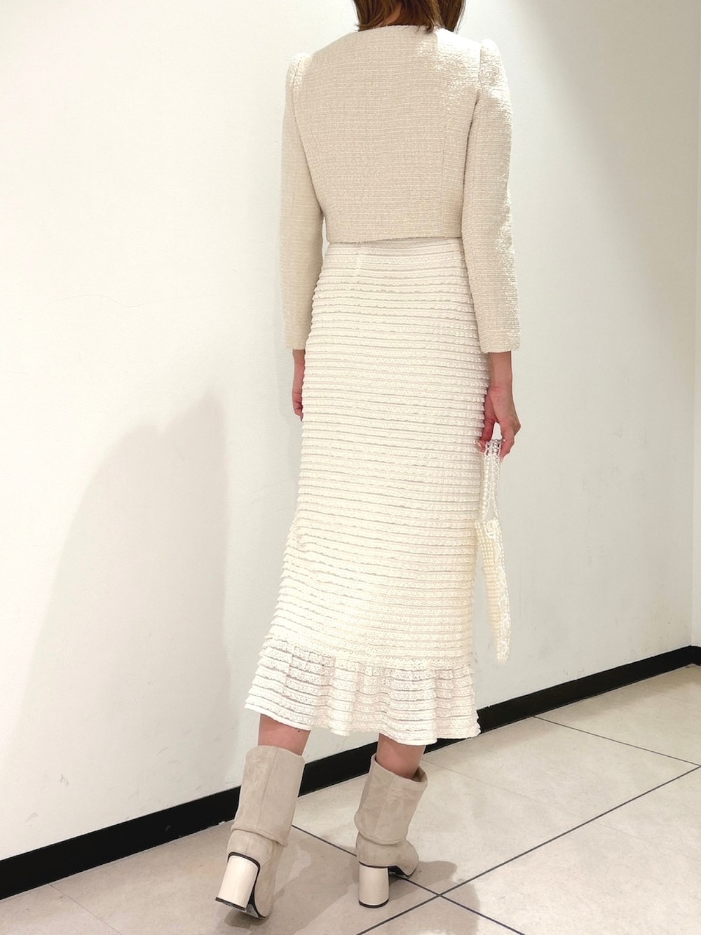「お出かけコーデ、大人コーデ、大人女子、スカート、フリル、春コーデ、deicy、mecouture」｜「DEICYのリボンツイードショートジャケット（ノーカラージャケット、ホワイト系）」を使った、DEICYさん（レディース・160cm）の冬コーディネートの2枚目の写真