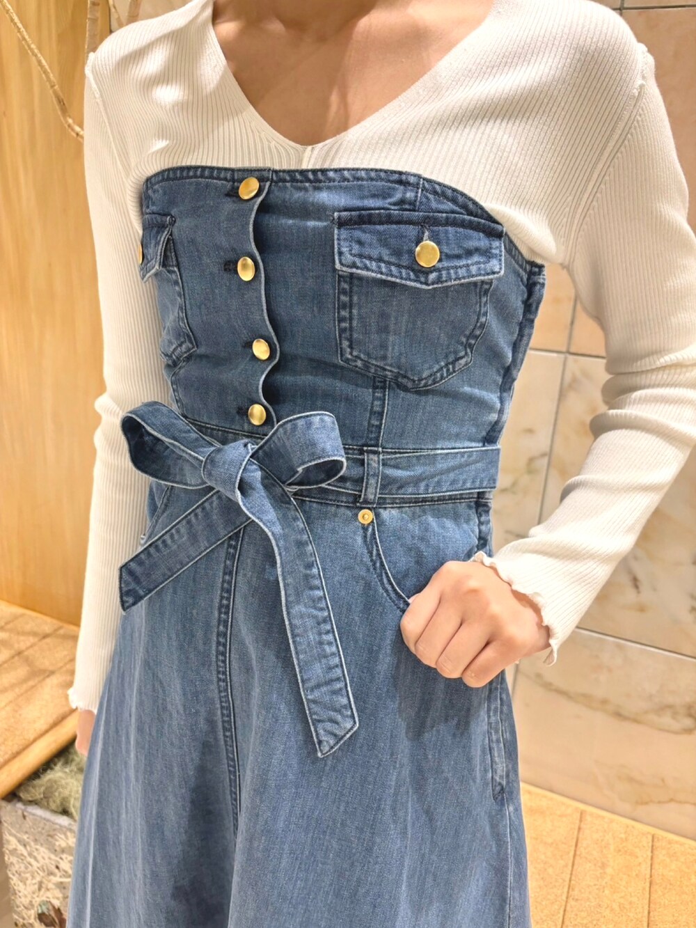 「デニムワンピース、デニム、ワンピース、きれいめカジュアル、大人カジュアル、春コーデ、deicy、mecouture」｜「DEICYのボーダースカーフＶネックリブニット（ニット/セーター、ホワイト系）」を使った、DEICYさん（レディース・160cm）の冬コーディネートの4枚目の写真