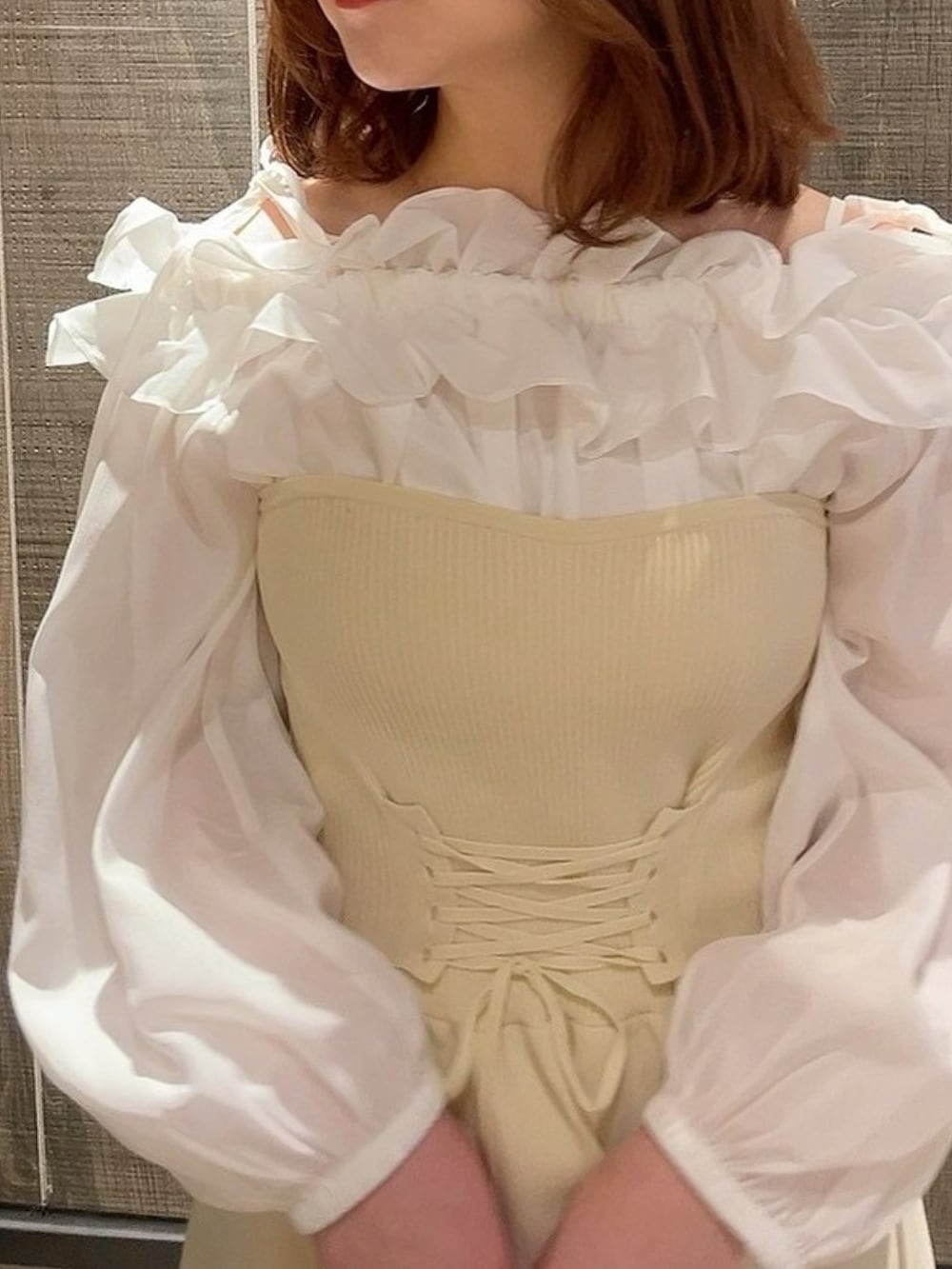 「オトナ女子、フリル、ブラウス、ワンピース、お出かけコーデ、骨格ウェーブ、春コーデ、deicy、mecouture」｜「DEICYのフリルギャザーオフショルブラウス（シャツ/ブラウス、ホワイト系）」を使った、DEICYさん（レディース・160cm）の冬コーディネートの3枚目の写真