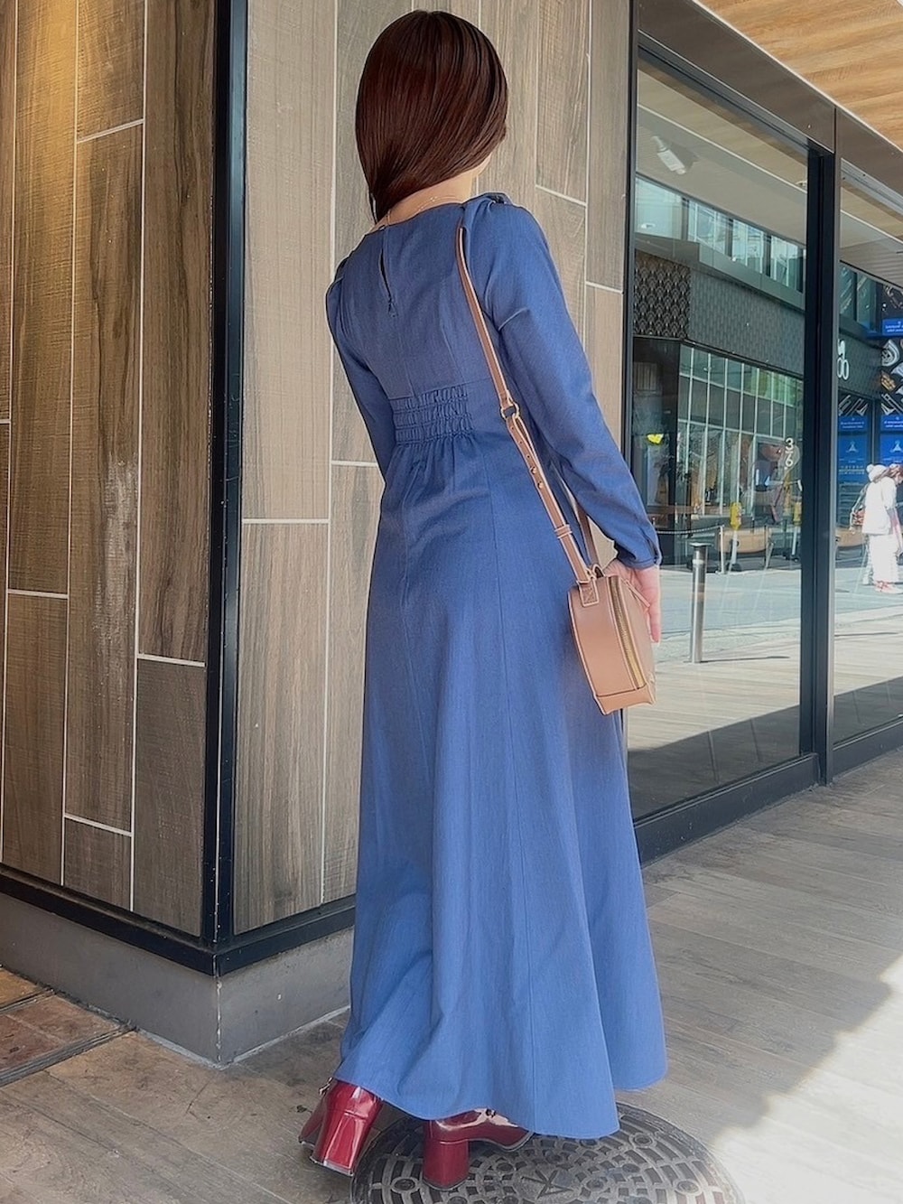 「ワンピース、オトナ女子、大人かわいい、ショルダーバッグ、骨格ウェーブ、春コーデ、deicy、mecouture」｜「DEICYのコルセットフリルワンピース（ワンピース、ブルー系）」を使った、DEICYさん（レディース・160cm）の春コーディネートの2枚目の写真