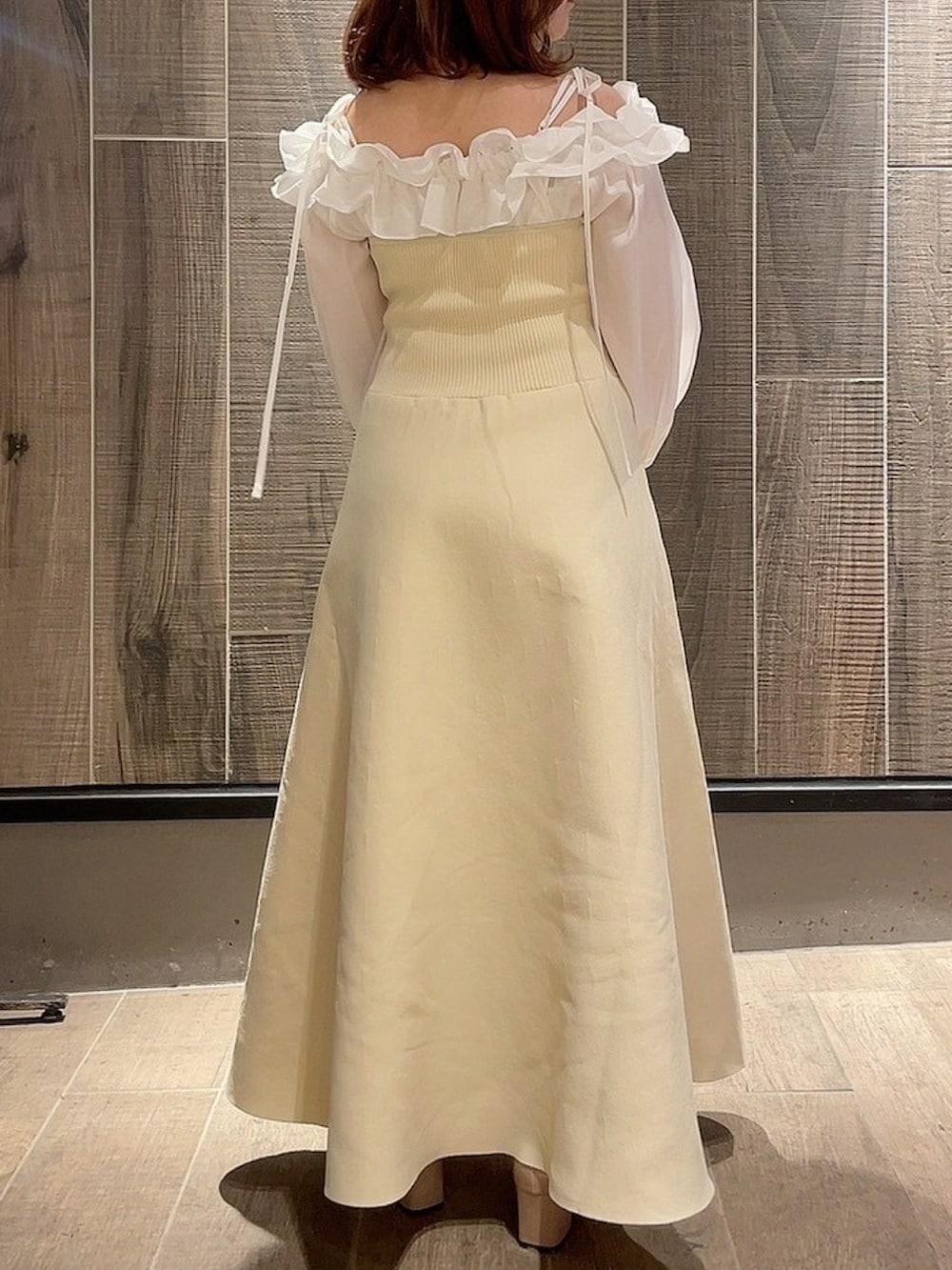 「オトナ女子、フリル、ブラウス、ワンピース、お出かけコーデ、骨格ウェーブ、春コーデ、deicy、mecouture」｜「DEICYのフリルギャザーオフショルブラウス（シャツ/ブラウス、ホワイト系）」を使った、DEICYさん（レディース・160cm）の冬コーディネートの2枚目の写真