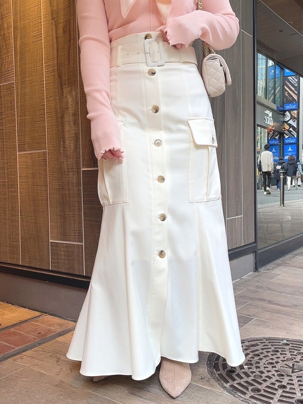 「オトナ女子、大人ガーリー、スカート、春コーデ、deicy、mecouture」｜「DEICYのカーゴポケットマーメイドスカート（スカート、ホワイト系）」を使った、DEICYさん（レディース・160cm）の冬コーディネートの5枚目の写真