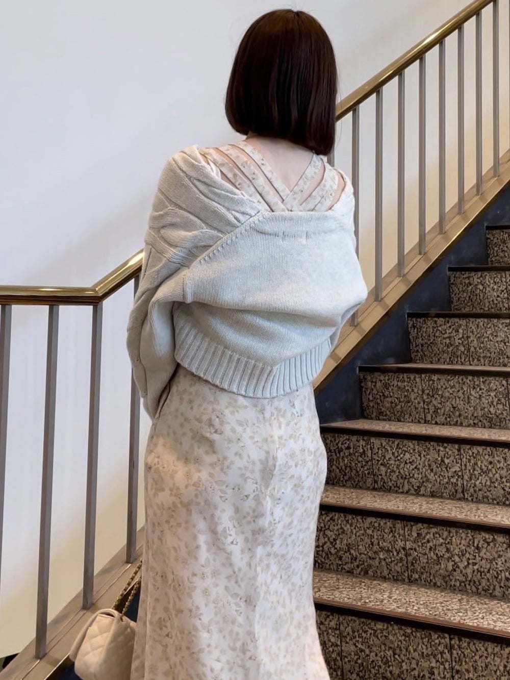 「春コーデ、ワンピース、花柄、オトナ女子、deicy、mecouture」｜「DEICYのケーブルデザインショートカーディガン（カーディガン/ボレロ、グレー系）」を使った、DEICYさん（レディース・160cm）の春コーディネートの3枚目の写真