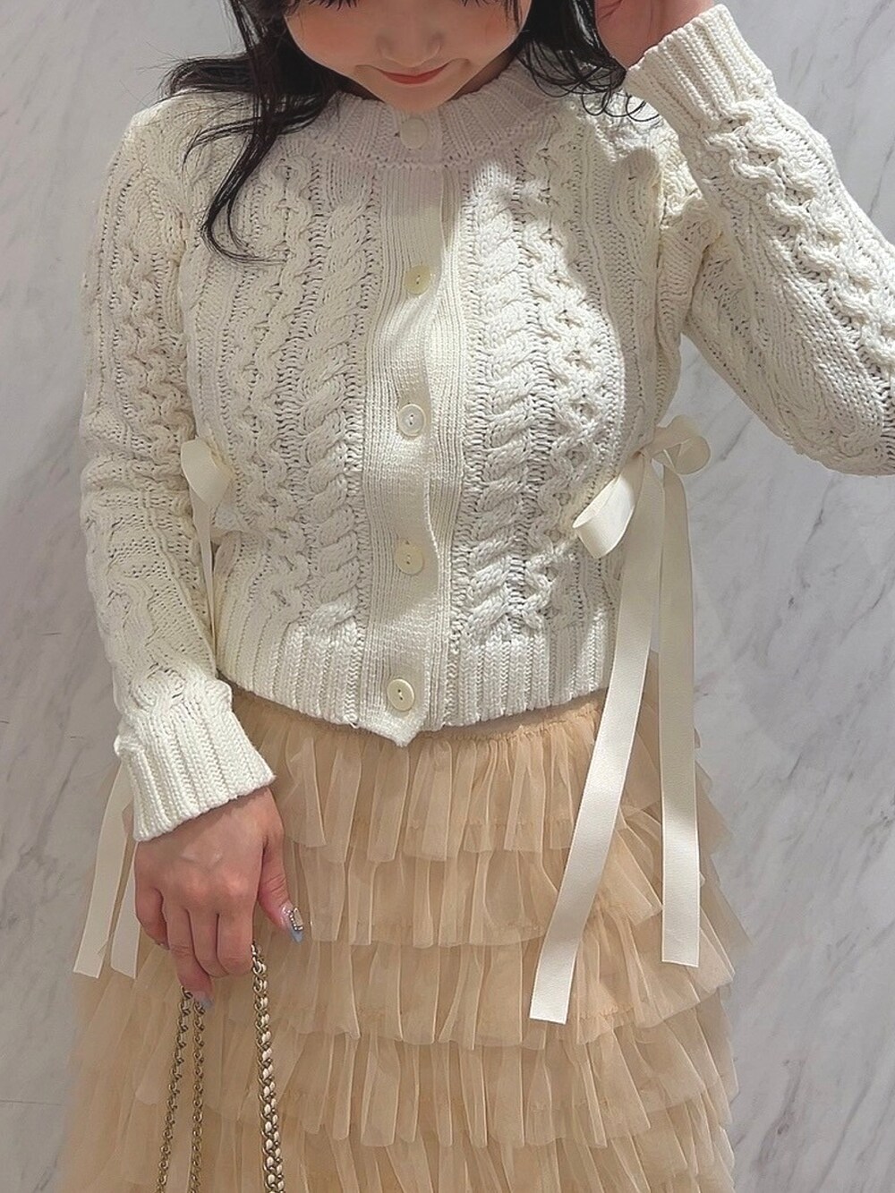 「オトナ女子、大人ガーリー、低身長コーデ、おでかけコーデ、フリル、スカート、春コーデ、deicy、mecouture」｜「DEICYのリボンケーブルカーディガン（カーディガン/ボレロ、ホワイト系）」を使った、DEICYさん（レディース・160cm）の冬コーディネートの3枚目の写真