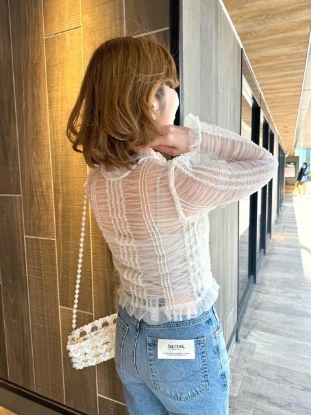 「シャギーコート、大人カジュアル、大人女子、ブラウス、ブラウス×デニム、骨格ウェーブ、春コーデ、deicy、mecouture」｜「ME COUTUREのブライトロングシャギーコート（ノーカラーコート、ホワイト系）」を使った、DEICYさん（レディース・160cm）の冬コーディネートの5枚目の写真