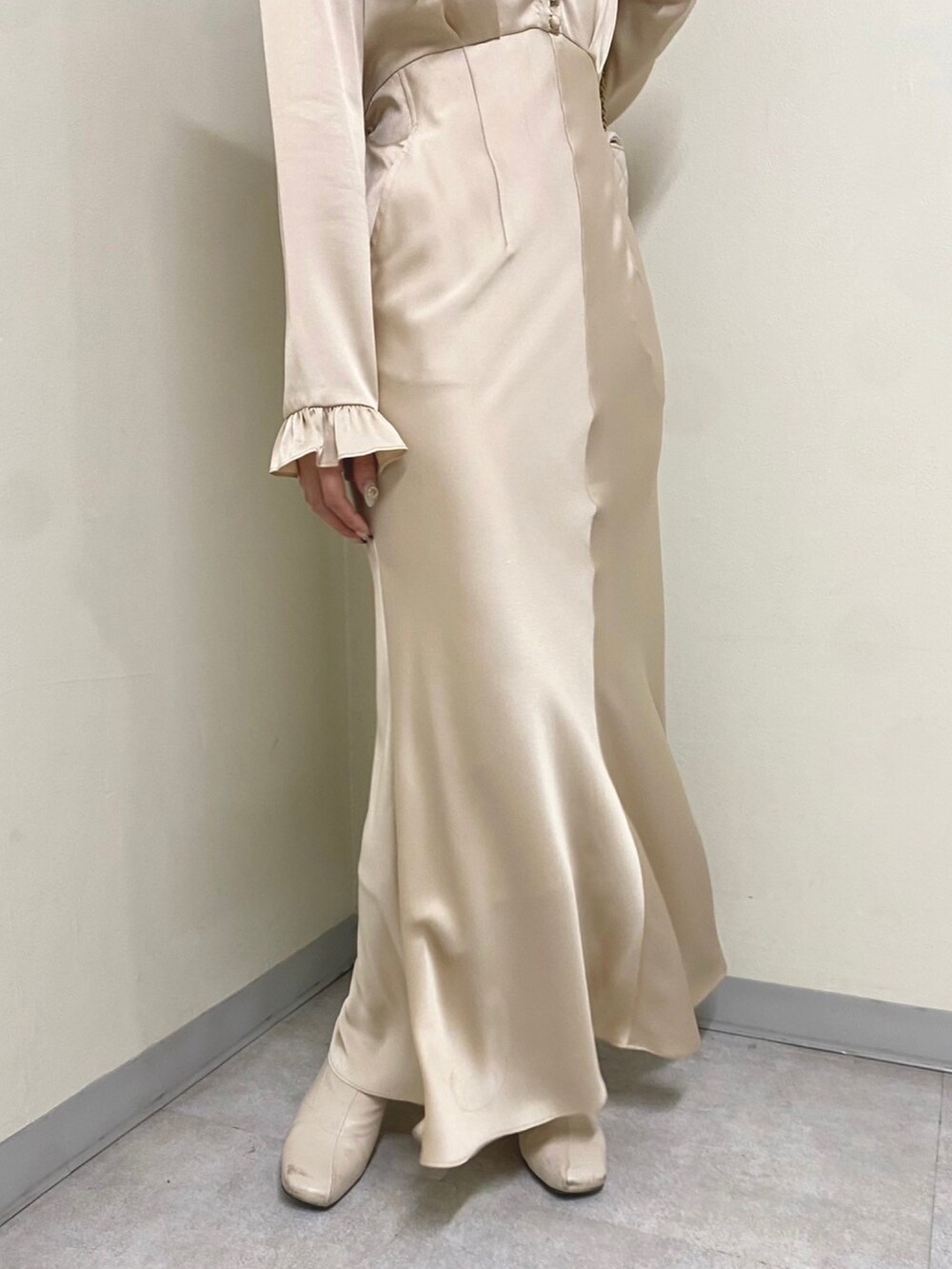 「オトナ女子、大人ガーリー、ワンピース、春コーデ、deicy、mecouture」｜「ME COUTUREのブライトサテンカットアウトドレス（ワンピース、ベージュ系）」を使った、DEICYさん（レディース・160cm）の冬コーディネートの5枚目の写真