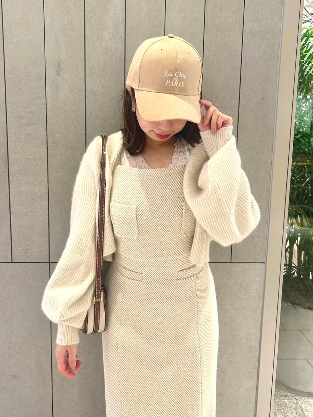 「休日スタイル、きれいめカジュアル、ワンピース、ツイード、春コーデ、deicy、mecouture」｜「DEICYのラクーンニットカーディガン（ニット/セーター、ホワイト系）」を使った、DEICYさん（レディース・160cm）の冬コーディネートの3枚目の写真