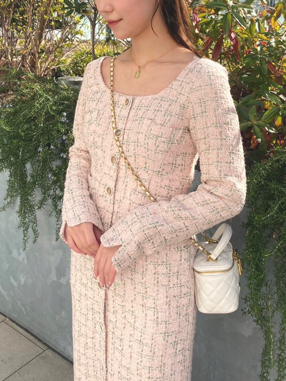 「オトナ女子、ツイード、ワンピース、春コーデ、deicy、mecouture」｜「ME COUTUREのチェックツイードワンピース（ワンピース、ピンク系）」を使った、DEICYさん（レディース・160cm）の冬コーディネートの2枚目の写真