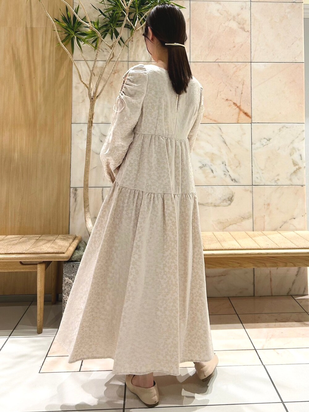 「休日スタイル、お出かけコーデ、大人ガーリー、ワンピース、春コーデ、deicy、mecouture」｜「DEICYのフラワーＪＱギャザーワンピース（ワンピース、ホワイト系）」を使った、DEICYさん（レディース・160cm）の冬コーディネートの2枚目の写真