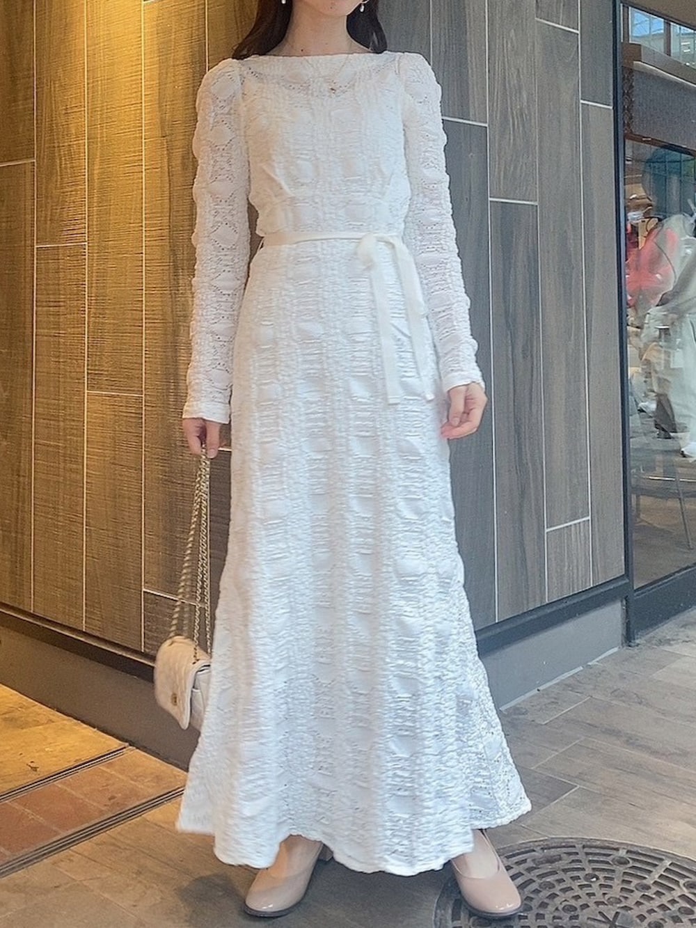 「ワンピース、レース、オトナ女子、大人コーデ、大人女子、春コーデ、春、おでかけコーデ、お出かけコーデ、骨格ウェーブ、deicy、mecouture」｜「ME COUTUREのストレッチレースドレス（ワンピース、ホワイト系）」を使った、DEICYさん（レディース・160cm）の春コーディネートの2枚目の写真