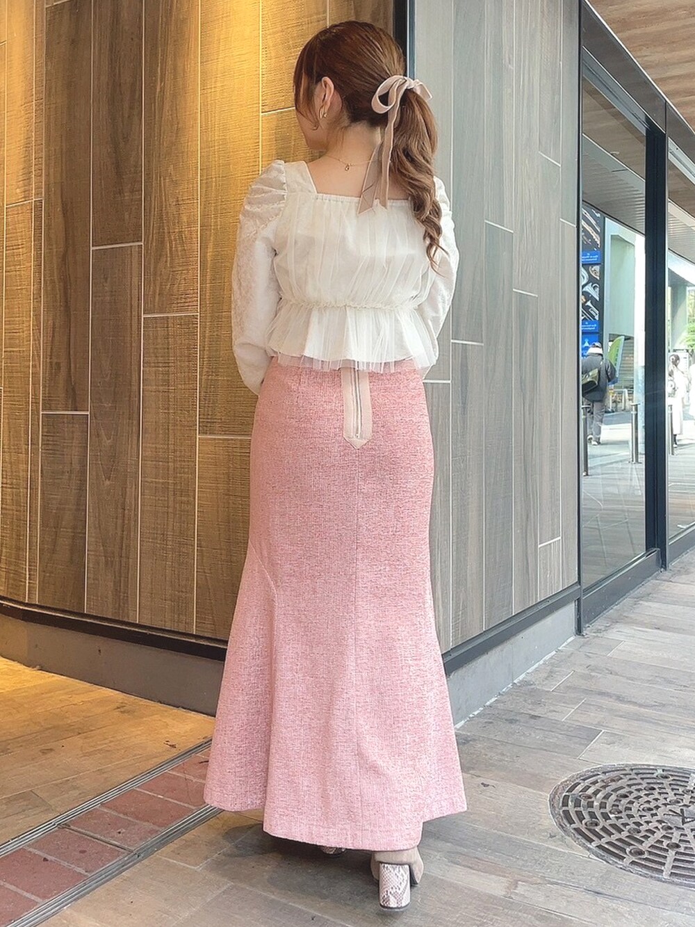 「大人かわいい、お出かけコーデ、ブラウス、スカート、春コーデ、deicy、mecouture」｜「DEICYのチュールデザインＪＱブラウス（シャツ/ブラウス、ホワイト系）」を使った、DEICYさん（レディース・160cm）の冬コーディネートの2枚目の写真
