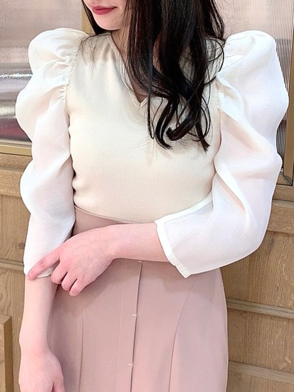 ホワイト系のTシャツ/カットソー、ピンク系のワンピース、ゴールド系のサンダルを着用したレディースの春コーディネートの2枚目の写真