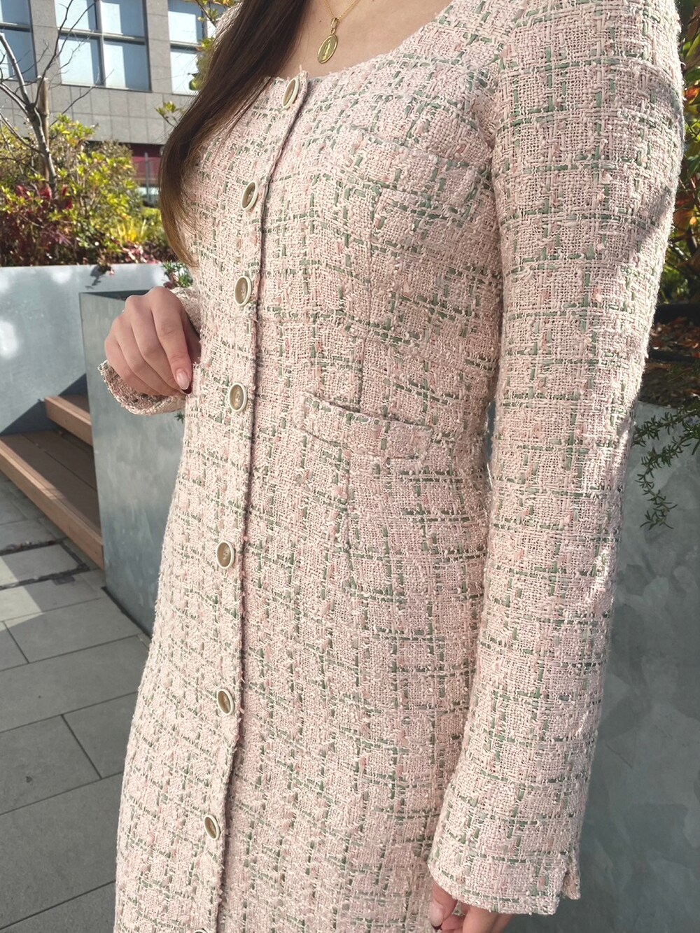 「オトナ女子、ツイード、ワンピース、春コーデ、deicy、mecouture」｜「ME COUTUREのチェックツイードワンピース（ワンピース、ピンク系）」を使った、DEICYさん（レディース・160cm）の冬コーディネートの4枚目の写真