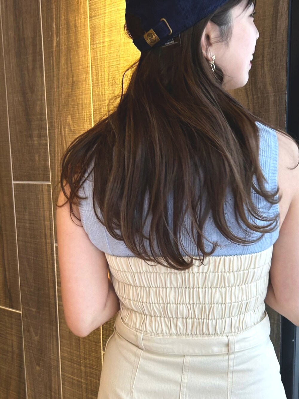 ブルー系のニット/セーター、ホワイト系のショルダーバッグ、ホワイト系のワンピースを着用したレディースの冬コーディネートの4枚目の写真