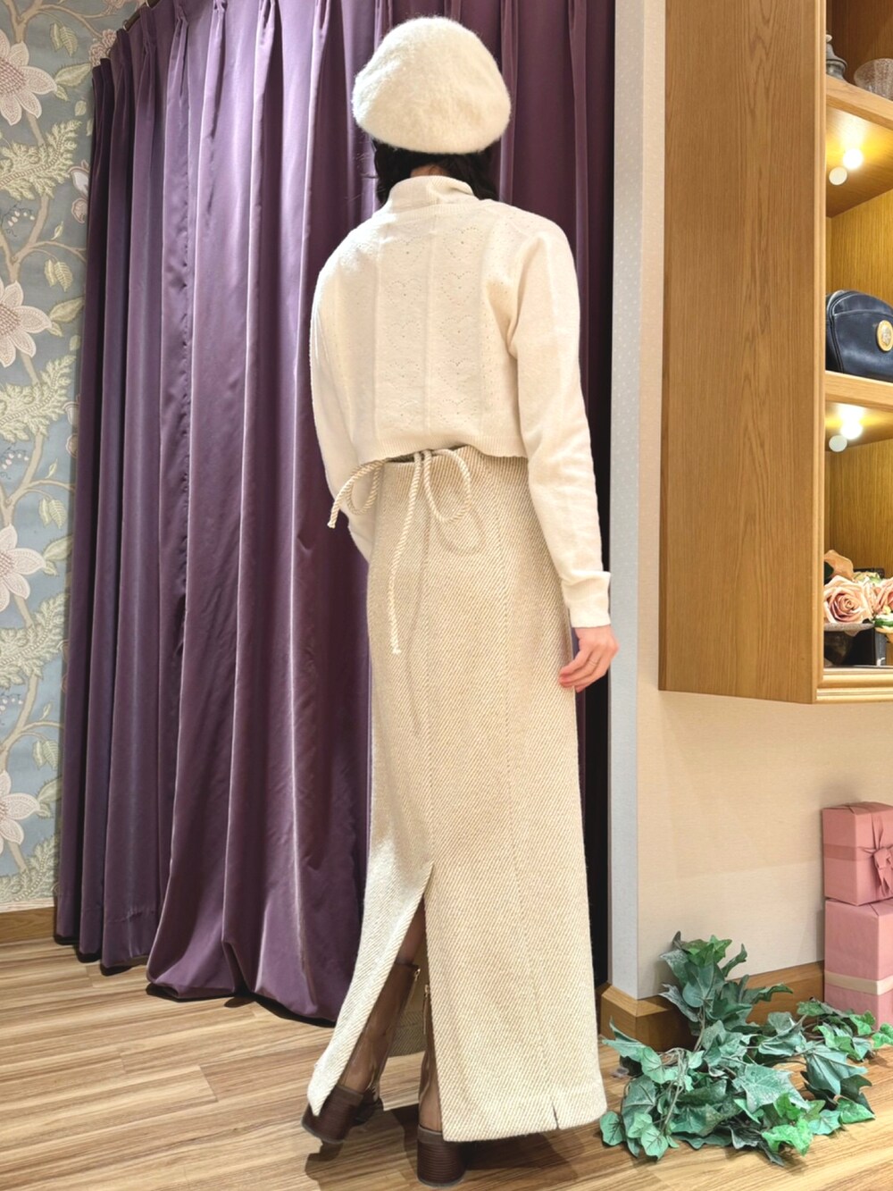 「大人かわいい、ツイード、ワンピース、春コーデ、deicy、mecouture」｜「ME COUTUREのスパンコールツイードサロペワンピース（ワンピース、ベージュ系）」を使った、DEICYさん（レディース・160cm）の冬コーディネートの2枚目の写真