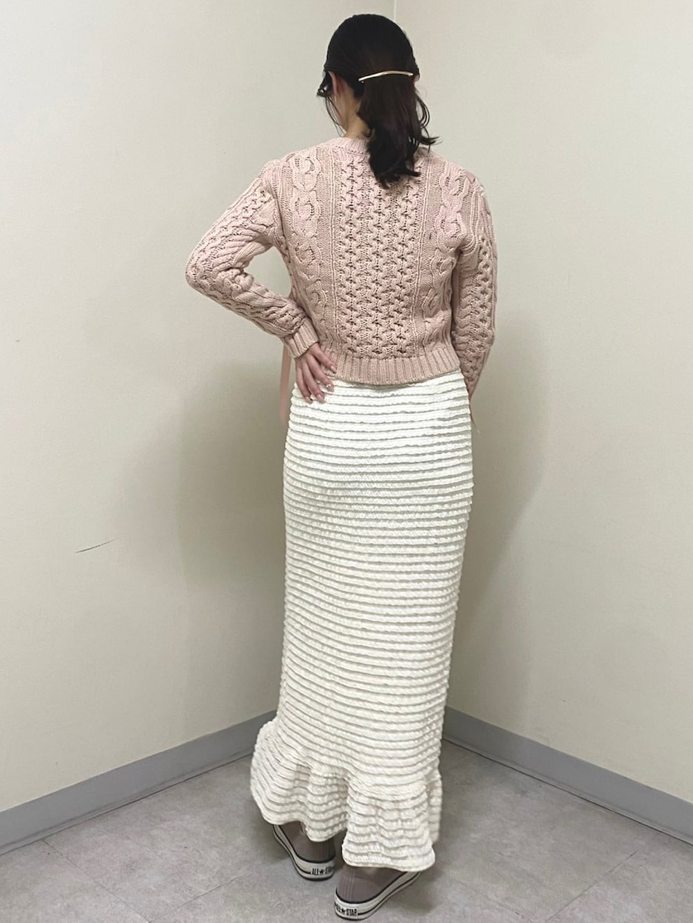 「大人カジュアル、大人ガーリー、オトナ女子、大人かわいい、フリル、スカート、春コーデ、deicy、mecouture」｜「DEICYのリボンケーブルカーディガン（カーディガン/ボレロ、ピンク系）」を使った、DEICYさん（レディース・160cm）の冬コーディネートの2枚目の写真