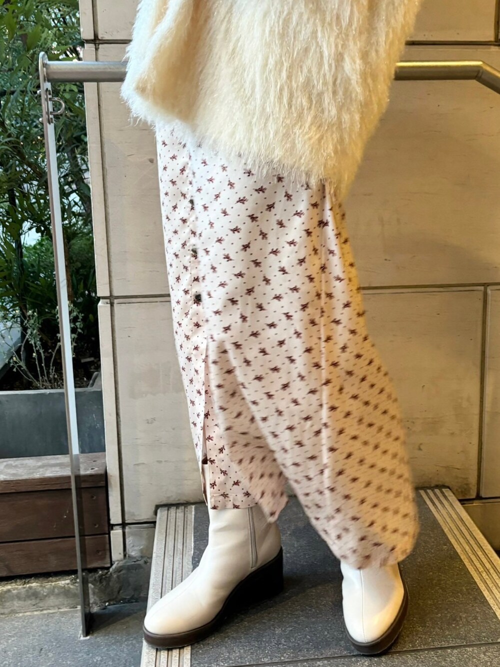 「大人女子、大人ガーリー、花柄、花柄スカート、スカート、春コーデ、deicy、mecouture」｜「ME COUTUREのブライトロングシャギーコート（ノーカラーコート、ホワイト系）」を使った、DEICYさん（レディース・160cm）の冬コーディネートの4枚目の写真