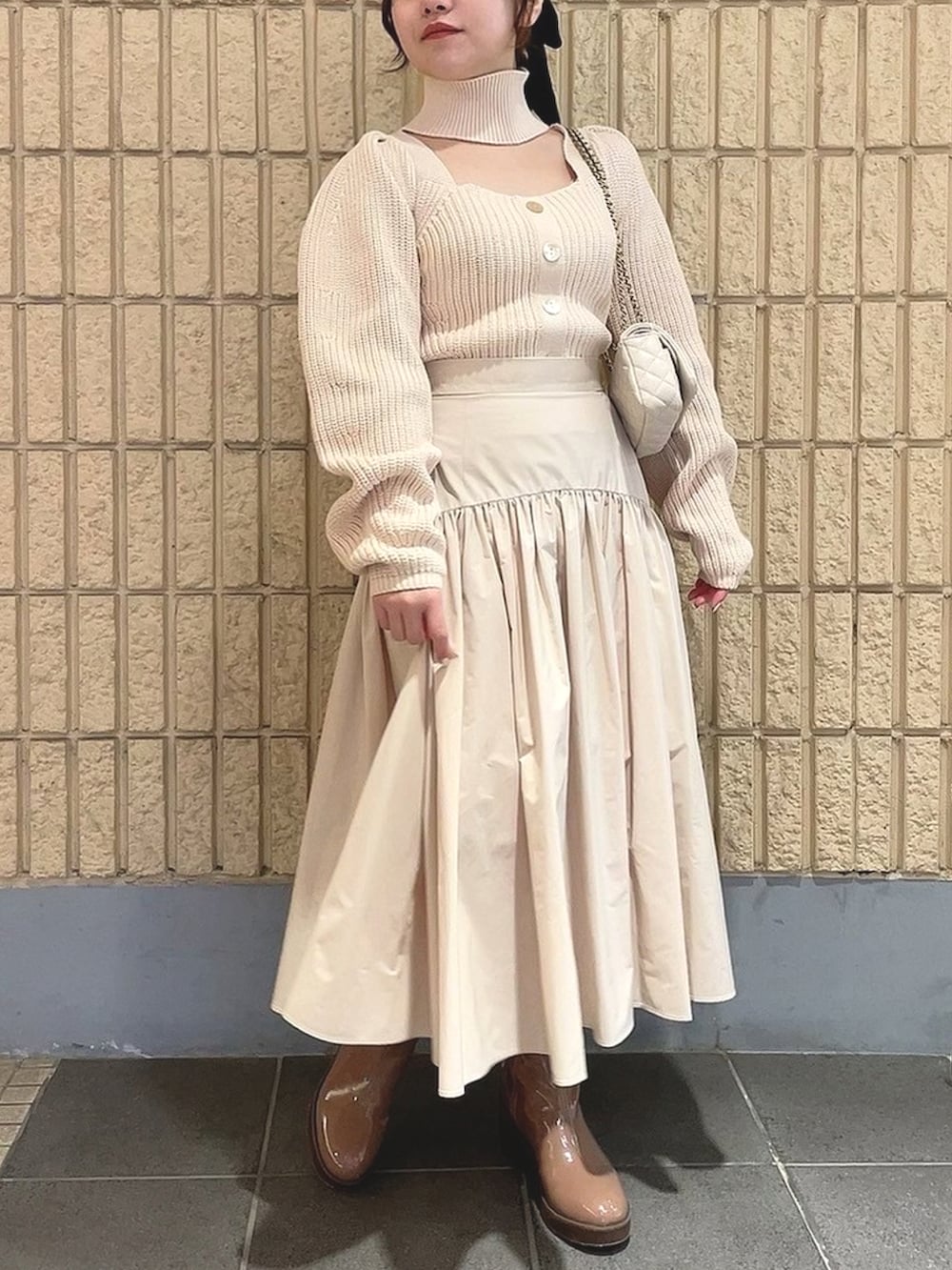 「オトナ女子、大人ガーリー、おでかけコーデ、スカート、ピンク、春コーデ、deicy、mecouture」｜「DEICYのギャザーボリュームミディスカート（スカート、ベージュ系）」を使った、DEICYさん（レディース・160cm）の冬コーディネートの2枚目の写真