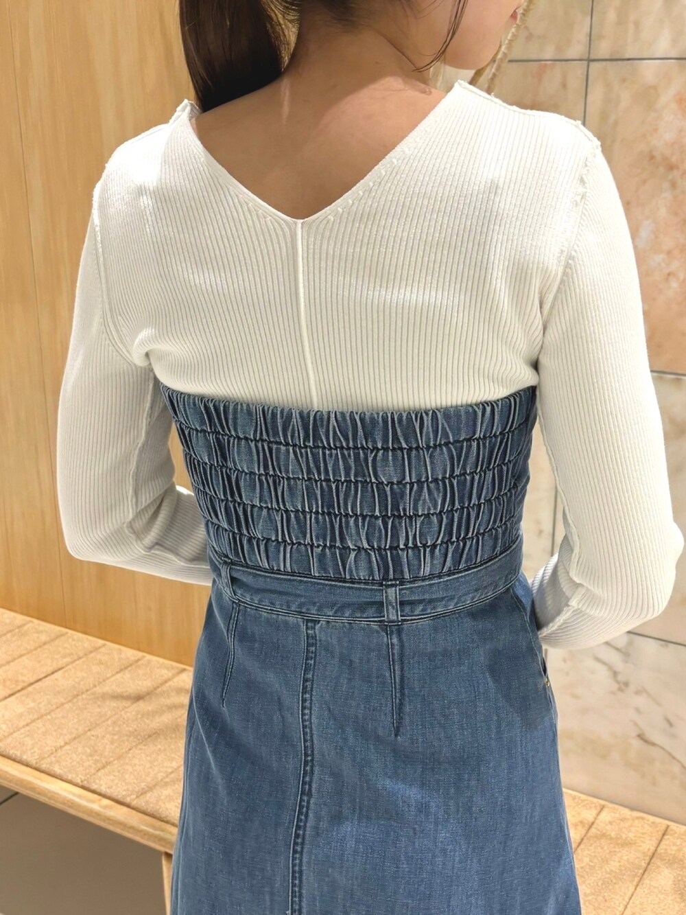 「デニムワンピース、デニム、ワンピース、きれいめカジュアル、大人カジュアル、春コーデ、deicy、mecouture」｜「DEICYのボーダースカーフＶネックリブニット（ニット/セーター、ホワイト系）」を使った、DEICYさん（レディース・160cm）の冬コーディネートの5枚目の写真