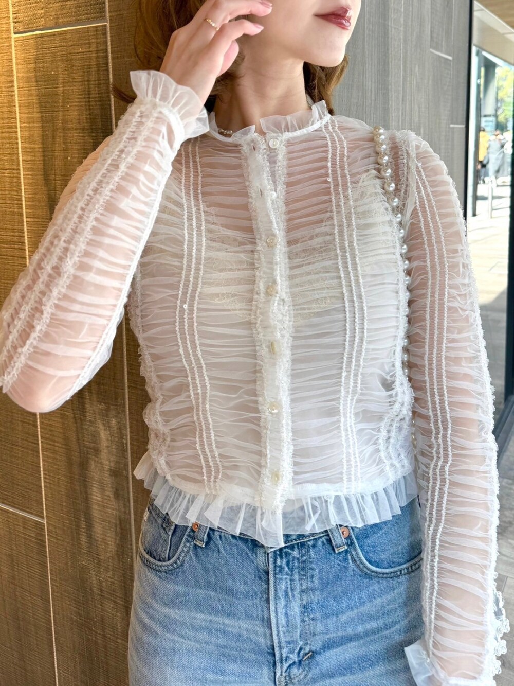 「シャギーコート、大人カジュアル、大人女子、ブラウス、ブラウス×デニム、骨格ウェーブ、春コーデ、deicy、mecouture」｜「ME COUTUREのブライトロングシャギーコート（ノーカラーコート、ホワイト系）」を使った、DEICYさん（レディース・160cm）の冬コーディネートの3枚目の写真