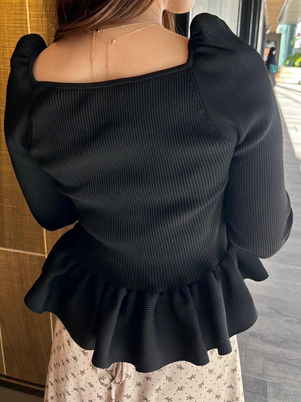 「大人女子、大人かわいい、フリル、スカート、花柄、骨格ストレート、春コーデ、deicy、mecouture」｜「ME COUTUREのプチフルールボタンダウンフレアスカート（スカート、ベージュ系）」を使った、DEICYさん（レディース・160cm）の春コーディネートの5枚目の写真