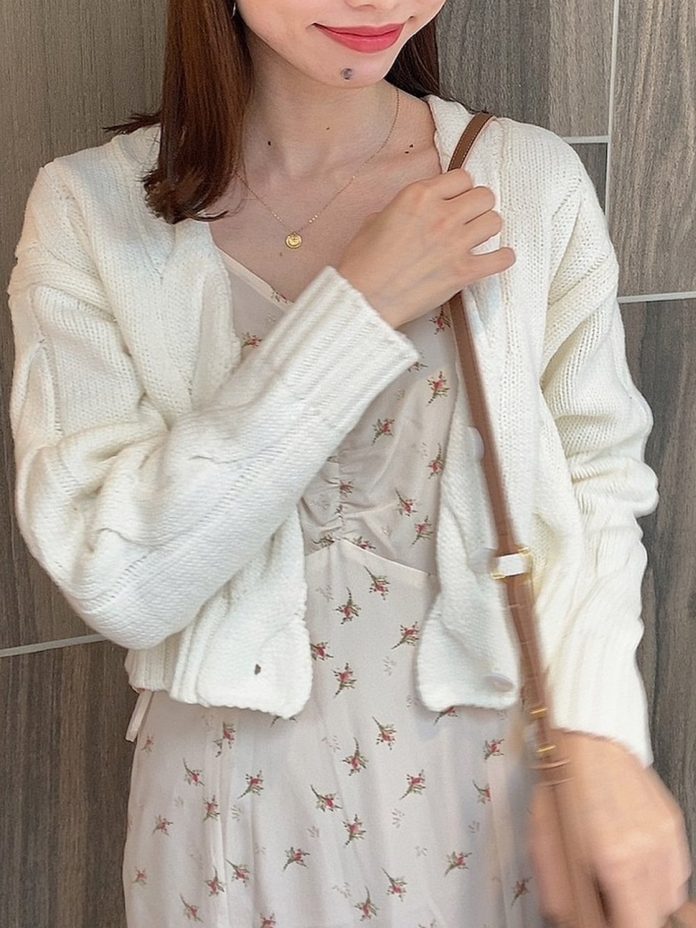 「春コーデ、オトナ女子、キャミワンピ、ワンピース、花柄、骨格ウェーブ、deicy、mecouture」｜「DEICYのＬｅ　ｂｏｕｔｏｎキャミワンピース（ワンピース、ホワイト系）」を使った、DEICYさん（レディース・160cm）の春コーディネートの3枚目の写真