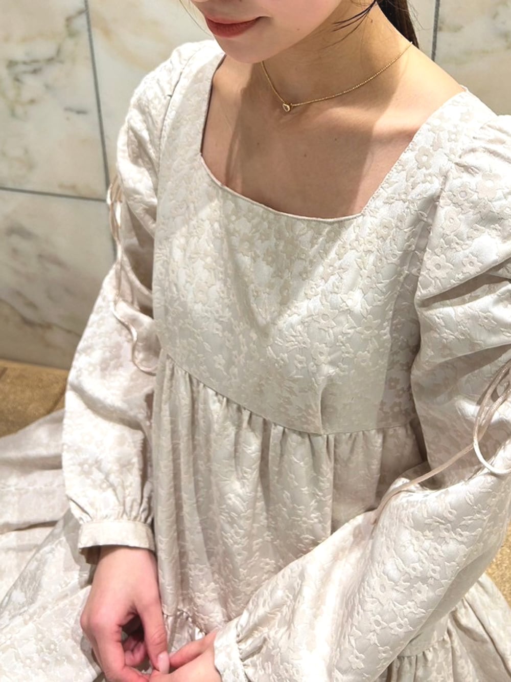 「休日スタイル、お出かけコーデ、大人ガーリー、ワンピース、春コーデ、deicy、mecouture」｜「DEICYのフラワーＪＱギャザーワンピース（ワンピース、ホワイト系）」を使った、DEICYさん（レディース・160cm）の冬コーディネートの3枚目の写真