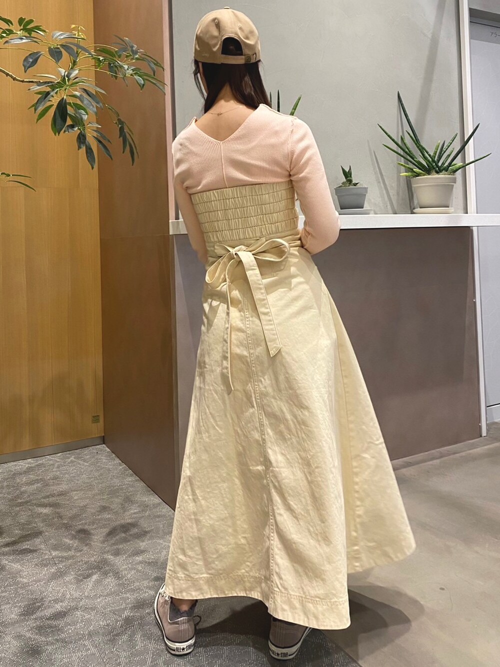 「大人カジュアル、カジュアルガーリー、デニム、ワンピース、春コーデ、deicy、mecouture」｜「DEICYのLa Chic de Paris トートバッグ（トートバッグ、ホワイト系）」を使った、DEICYさん（レディース・160cm）の冬コーディネートの2枚目の写真