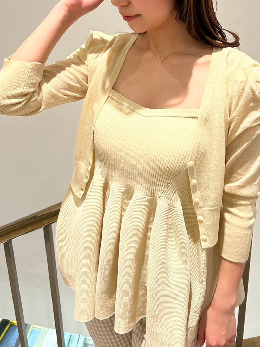 「春コーデ、オトナカジュアル、オトナ女子、パンツスタイル、骨格ウェーブ、deicy、mecouture」｜「ME COUTUREのレイヤードぺプラムセットニット（ニット/セーター、ベージュ系）」を使った、DEICYさん（レディース・160cm）の春コーディネートの2枚目の写真