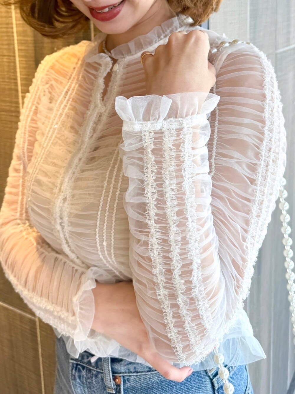 「シャギーコート、大人カジュアル、大人女子、ブラウス、ブラウス×デニム、骨格ウェーブ、春コーデ、deicy、mecouture」｜「ME COUTUREのブライトロングシャギーコート（ノーカラーコート、ホワイト系）」を使った、DEICYさん（レディース・160cm）の冬コーディネートの4枚目の写真