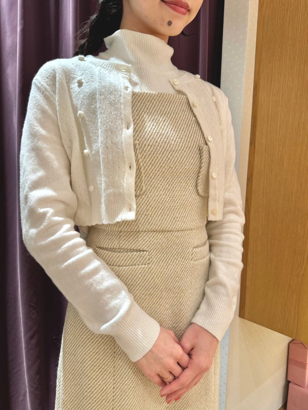 「大人かわいい、ツイード、ワンピース、春コーデ、deicy、mecouture」｜「ME COUTUREのスパンコールツイードサロペワンピース（ワンピース、ベージュ系）」を使った、DEICYさん（レディース・160cm）の冬コーディネートの4枚目の写真