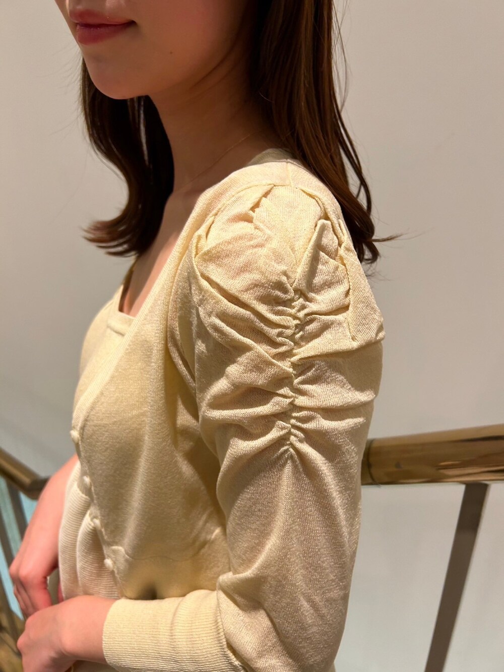 「春コーデ、オトナカジュアル、オトナ女子、パンツスタイル、骨格ウェーブ、deicy、mecouture」｜「ME COUTUREのレイヤードぺプラムセットニット（ニット/セーター、ベージュ系）」を使った、DEICYさん（レディース・160cm）の春コーディネートの3枚目の写真