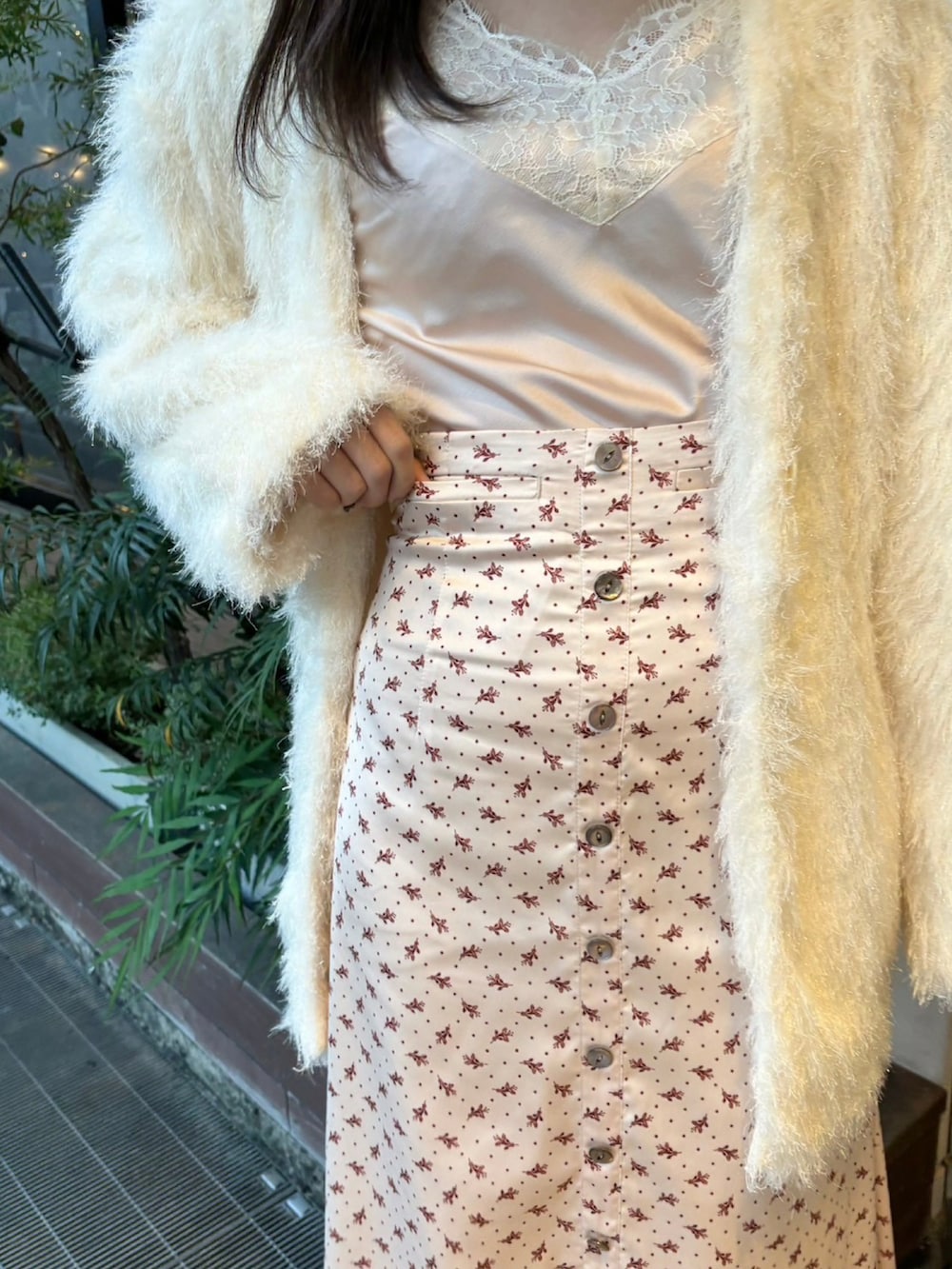 「大人女子、大人ガーリー、花柄、花柄スカート、スカート、春コーデ、deicy、mecouture」｜「ME COUTUREのブライトロングシャギーコート（ノーカラーコート、ホワイト系）」を使った、DEICYさん（レディース・160cm）の冬コーディネートの3枚目の写真