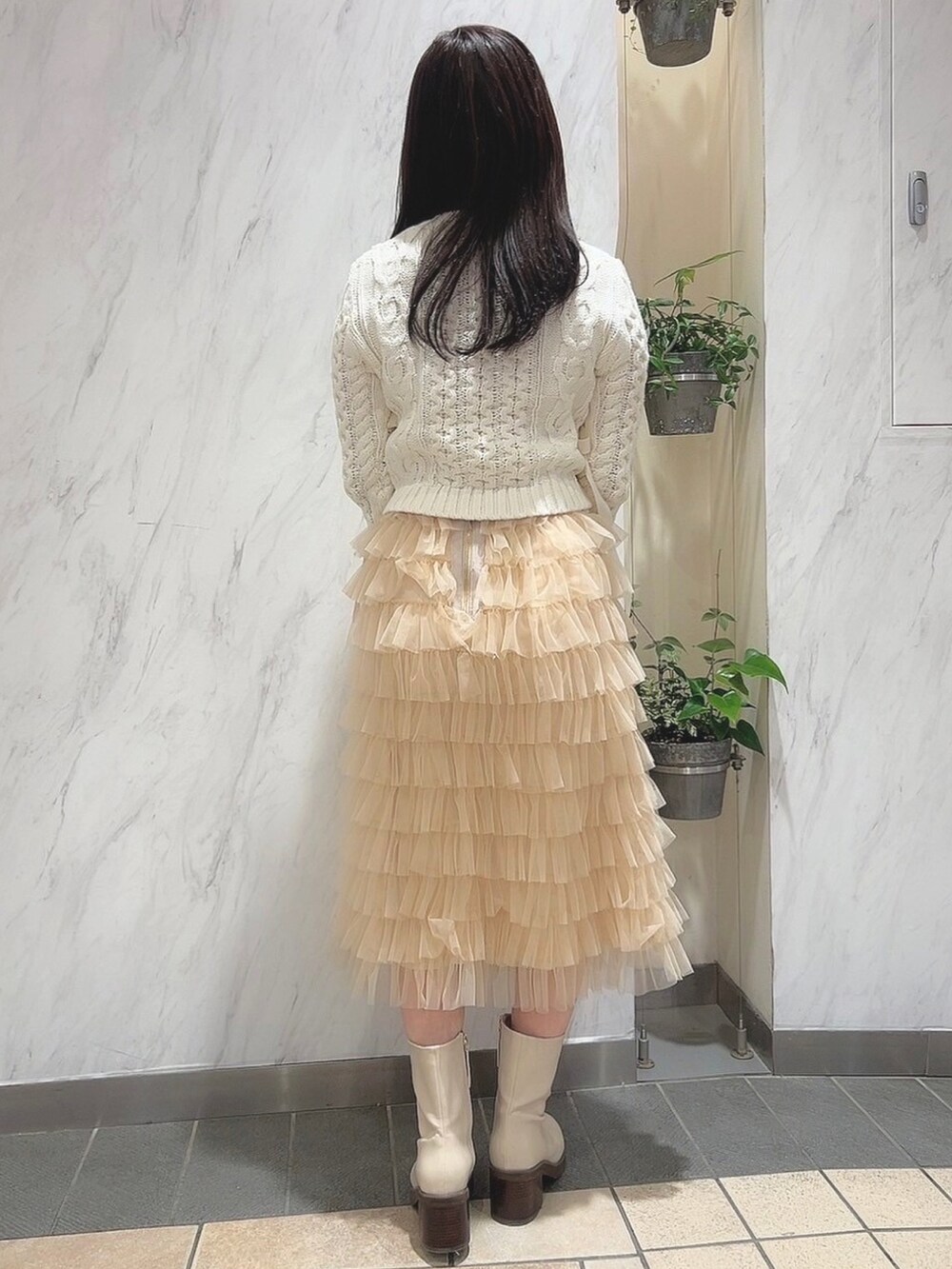 「オトナ女子、大人ガーリー、低身長コーデ、おでかけコーデ、フリル、スカート、春コーデ、deicy、mecouture」｜「DEICYのリボンケーブルカーディガン（カーディガン/ボレロ、ホワイト系）」を使った、DEICYさん（レディース・160cm）の冬コーディネートの2枚目の写真