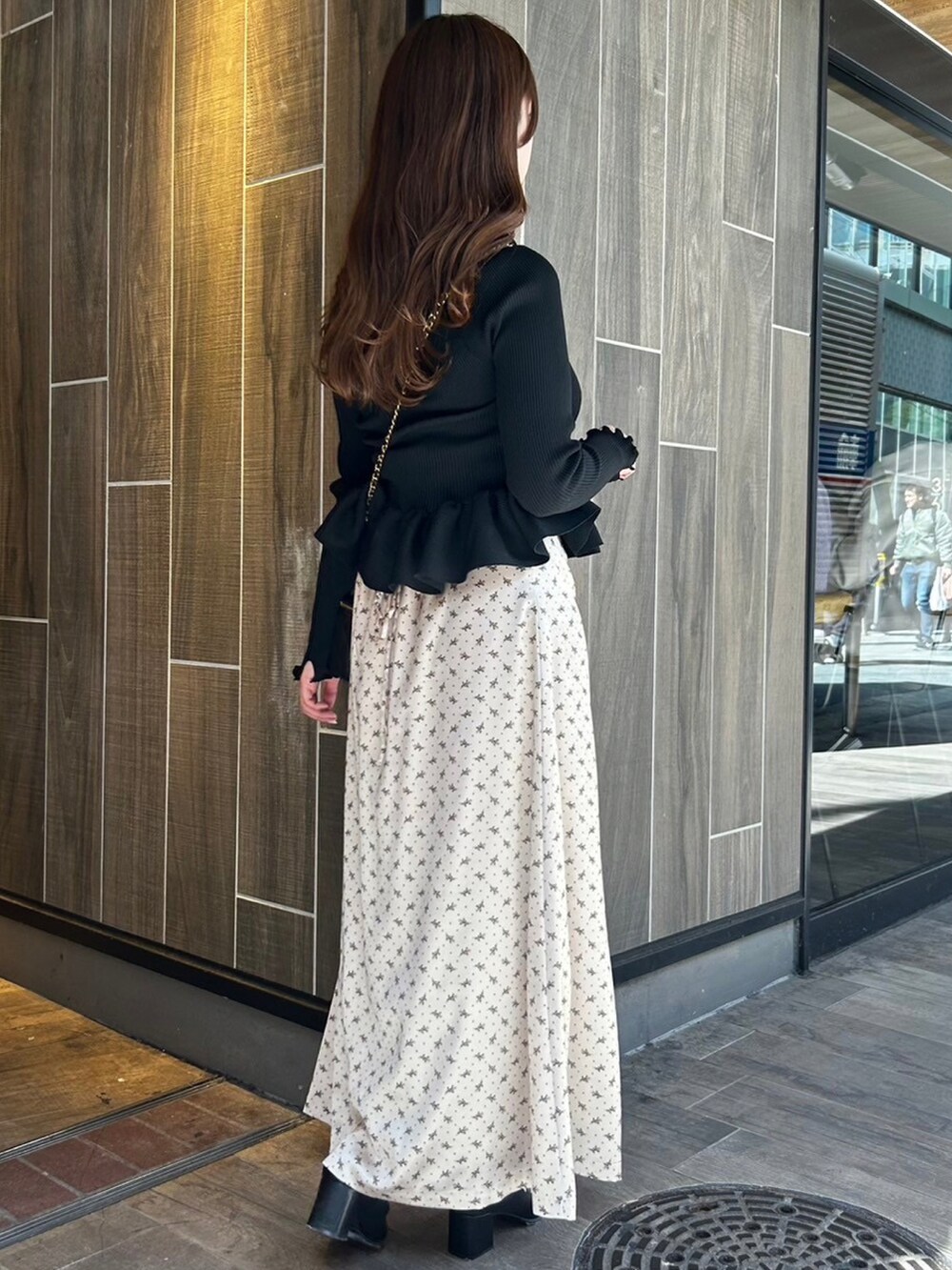 「大人女子、大人かわいい、フリル、スカート、花柄、骨格ストレート、春コーデ、deicy、mecouture」｜「ME COUTUREのプチフルールボタンダウンフレアスカート（スカート、ベージュ系）」を使った、DEICYさん（レディース・160cm）の春コーディネートの2枚目の写真