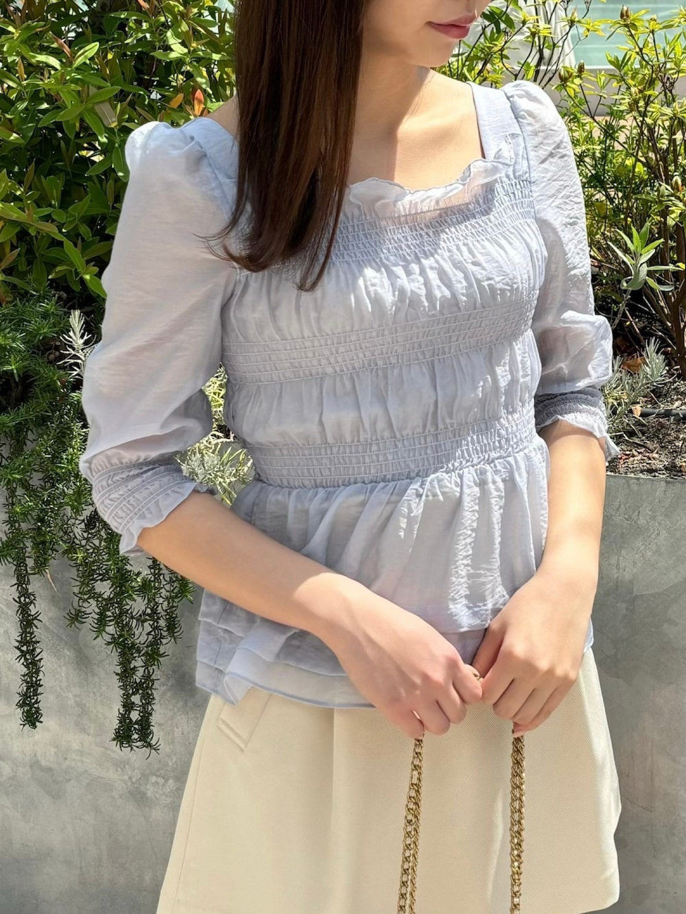 「ブラウス、高身長女子、ミニスカート、春コーデ、春、春カラー、deicy、mecouture」｜「DEICYのシアーシャーリングブラウス（シャツ/ブラウス、ブルー系）」を使った、DEICYさん（レディース・160cm）の春コーディネートの4枚目の写真