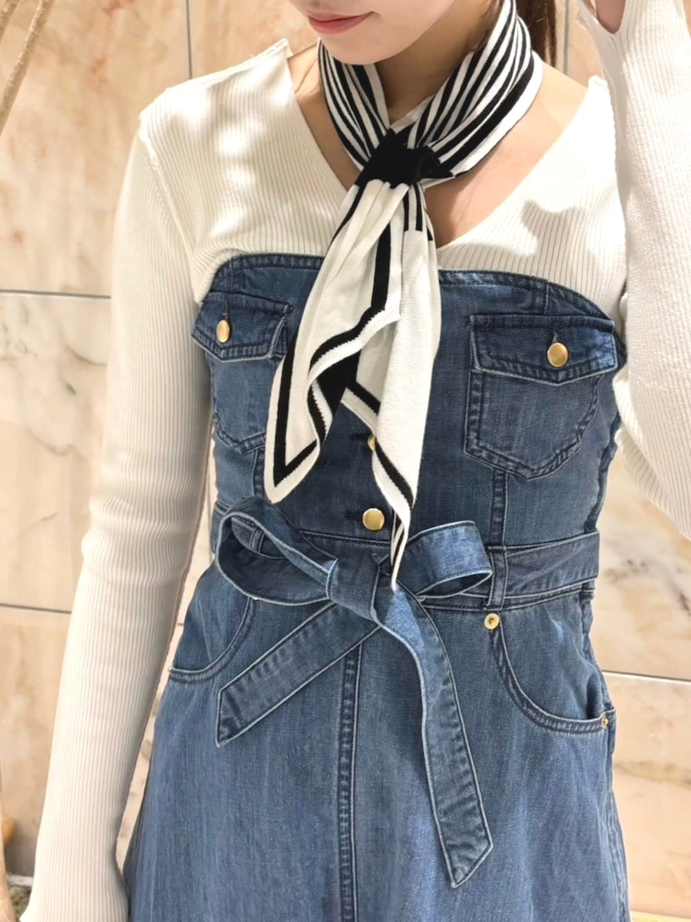 「デニムワンピース、デニム、ワンピース、きれいめカジュアル、大人カジュアル、春コーデ、deicy、mecouture」｜「DEICYのボーダースカーフＶネックリブニット（ニット/セーター、ホワイト系）」を使った、DEICYさん（レディース・160cm）の冬コーディネートの3枚目の写真