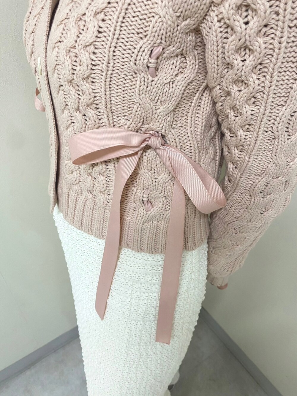 「大人カジュアル、大人ガーリー、オトナ女子、大人かわいい、フリル、スカート、春コーデ、deicy、mecouture」｜「DEICYのリボンケーブルカーディガン（カーディガン/ボレロ、ピンク系）」を使った、DEICYさん（レディース・160cm）の冬コーディネートの4枚目の写真