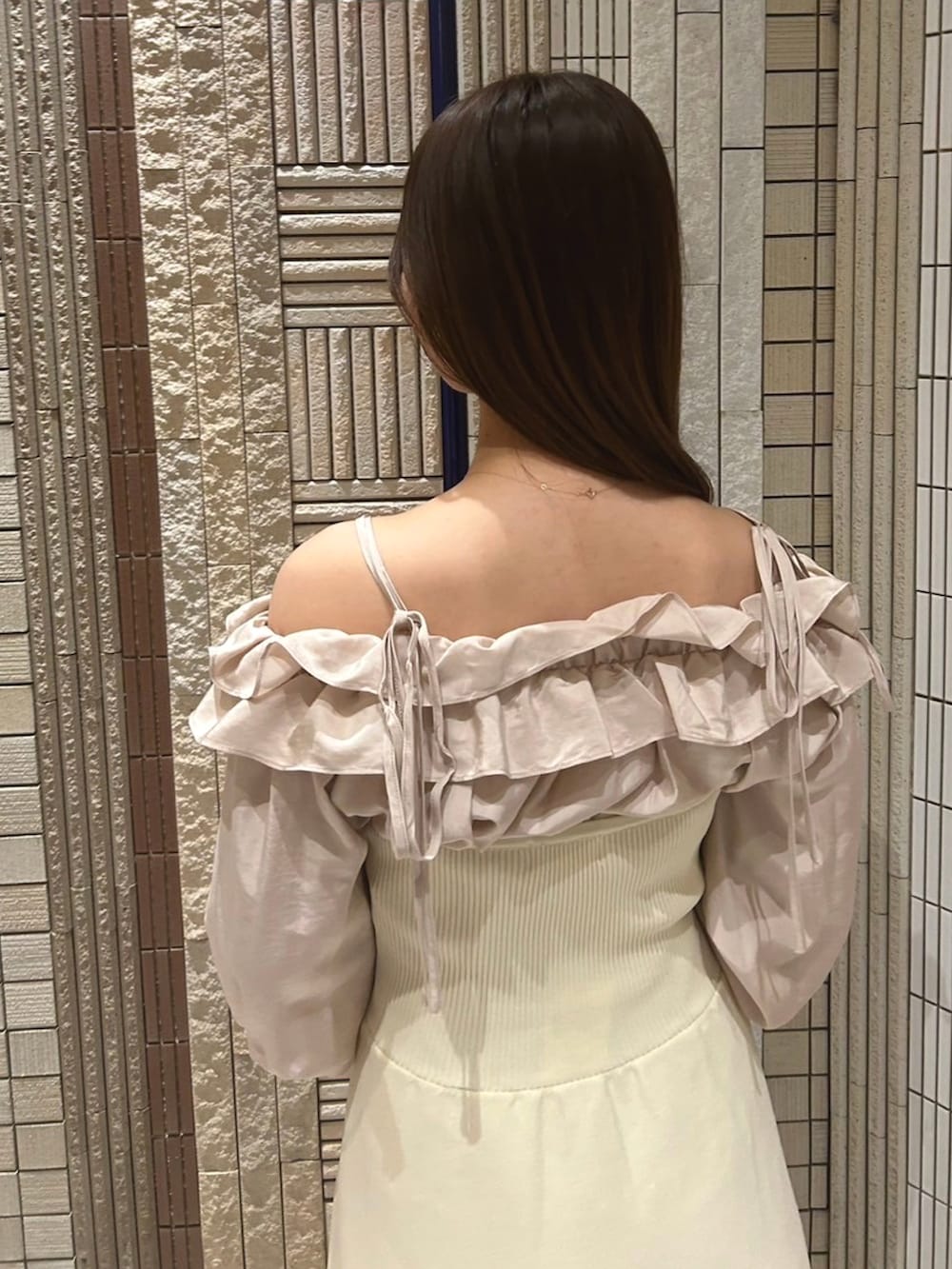 「オトナ女子、大人ガーリー、お出かけコーデ、休日スタイル、ワンピース、フリル、ブラウス、春コーデ、deicy、mecouture」｜「DEICYのレースアップニットビスチェワンピース（ワンピース、ホワイト系）」を使った、DEICYさん（レディース・160cm）の冬コーディネートの4枚目の写真