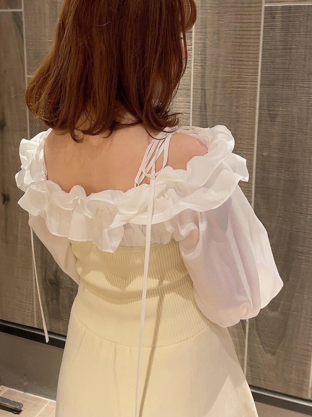 「オトナ女子、フリル、ブラウス、ワンピース、お出かけコーデ、骨格ウェーブ、春コーデ、deicy、mecouture」｜「DEICYのフリルギャザーオフショルブラウス（シャツ/ブラウス、ホワイト系）」を使った、DEICYさん（レディース・160cm）の冬コーディネートの4枚目の写真