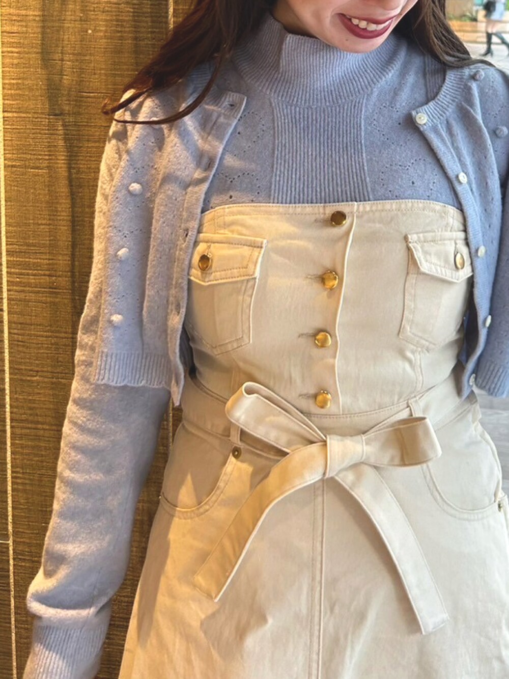 ブルー系のニット/セーター、ホワイト系のショルダーバッグ、ホワイト系のワンピースを着用したレディースの冬コーディネートの2枚目の写真