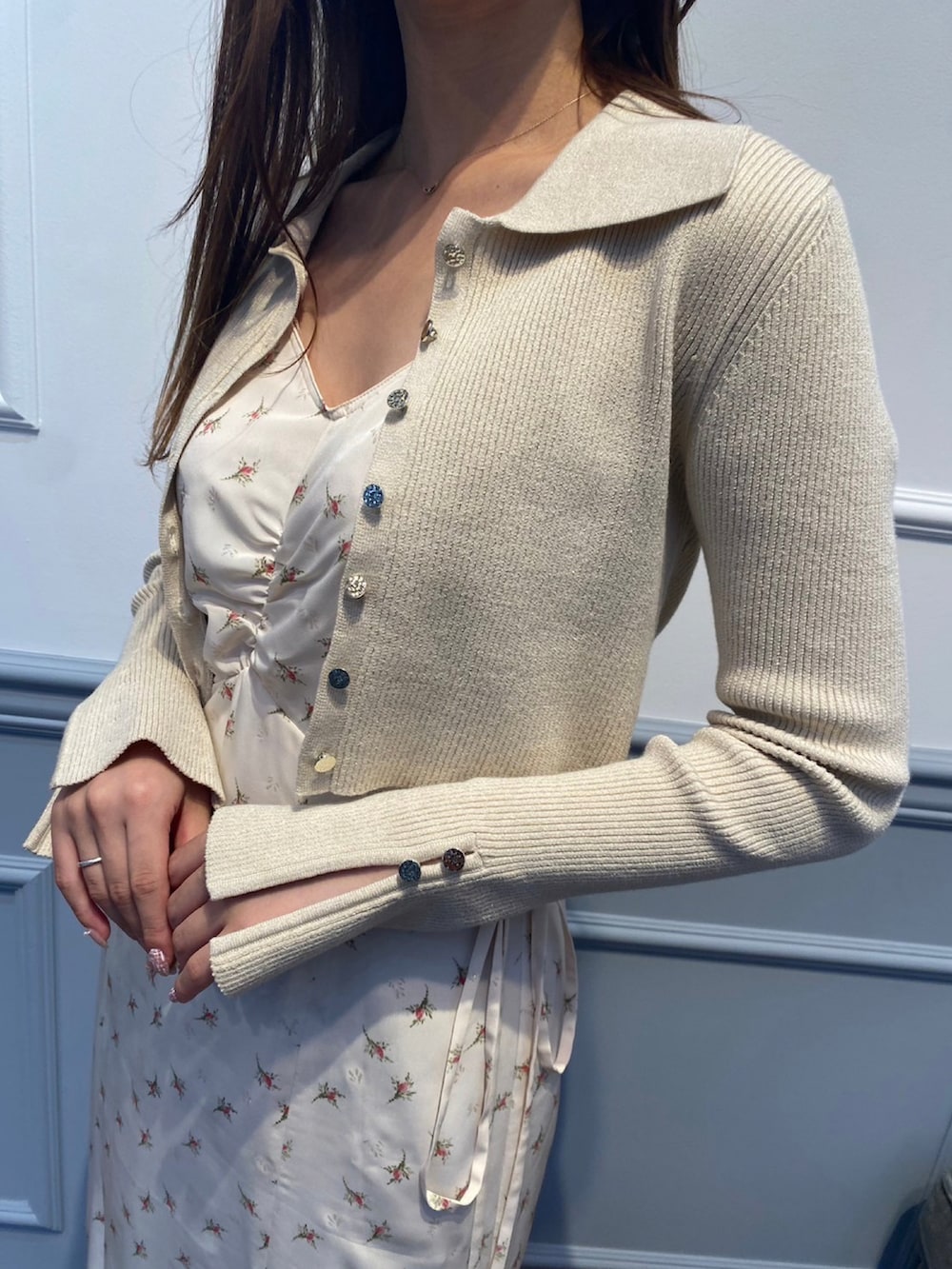 「春コーデ、キャミワンピ、ワンピース、花柄、オトナ女子、骨格ウェーブ、deicy、mecouture」｜「DEICYのＬｅ　ｂｏｕｔｏｎキャミワンピース（ワンピース、ホワイト系）」を使った、DEICYさん（レディース・160cm）の春コーディネートの2枚目の写真