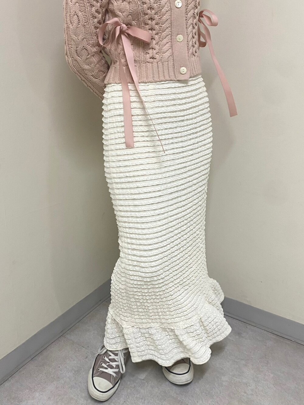 「大人カジュアル、大人ガーリー、オトナ女子、大人かわいい、フリル、スカート、春コーデ、deicy、mecouture」｜「DEICYのリボンケーブルカーディガン（カーディガン/ボレロ、ピンク系）」を使った、DEICYさん（レディース・160cm）の冬コーディネートの5枚目の写真