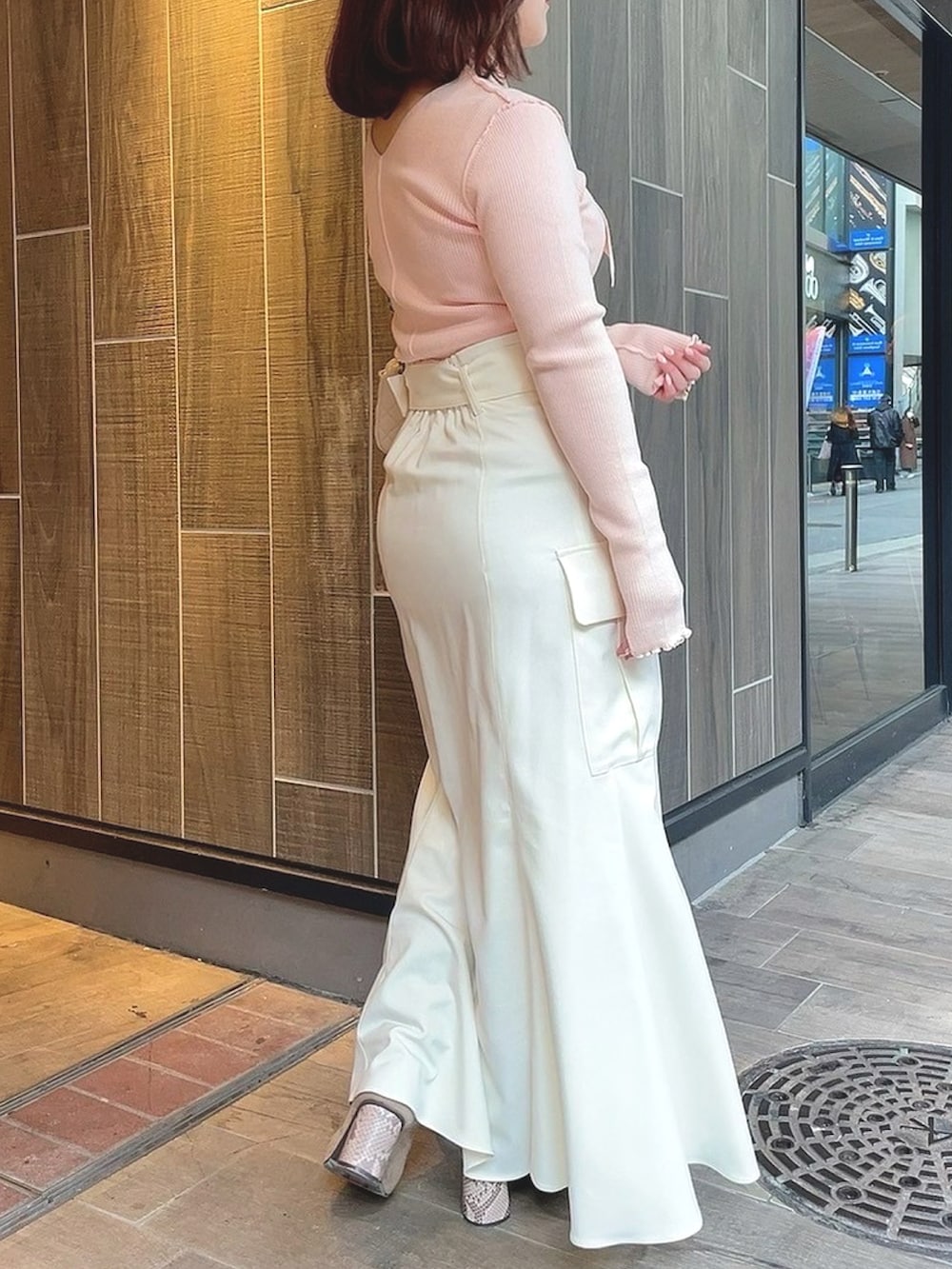「オトナ女子、大人ガーリー、スカート、春コーデ、deicy、mecouture」｜「DEICYのカーゴポケットマーメイドスカート（スカート、ホワイト系）」を使った、DEICYさん（レディース・160cm）の冬コーディネートの2枚目の写真