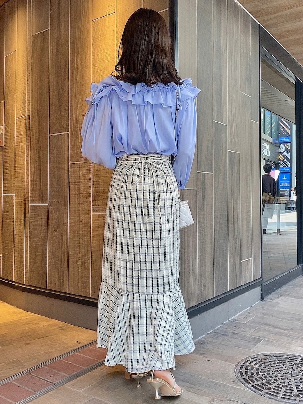 「お出かけコーデ、大人かわいい、フリル、ブラウス、マーメイドスカート、スカート、骨格ウェーブ、春コーデ、deicy、mecouture」｜「DEICYのフリルギャザーオフショルブラウス（シャツ/ブラウス、ブルー系）」を使った、DEICYさん（レディース・160cm）の春コーディネートの2枚目の写真
