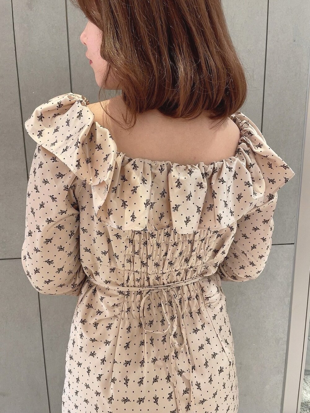 「大人女子、大人ガーリー、お出かけコーデ、花柄、花柄ワンピース、ワンピース、春コーデ、deicy、mecouture」｜「DEICYのキルティングボックスバッグ（ショルダーバッグ、ホワイト系）」を使った、DEICYさん（レディース・160cm）の冬コーディネートの3枚目の写真